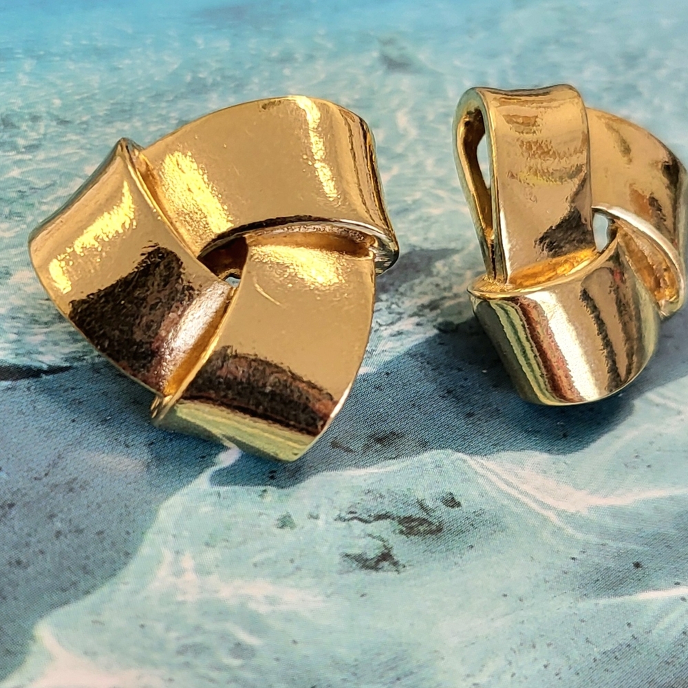 Elegant Gold Knot Earrings